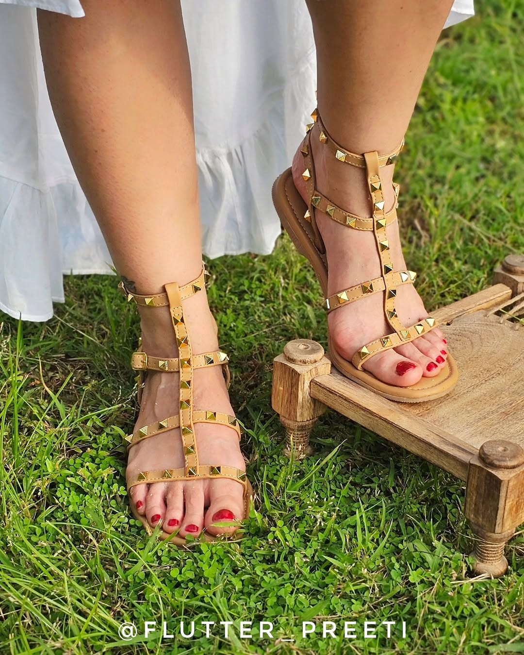 "Rockstud Flats" in the shade Biscuit