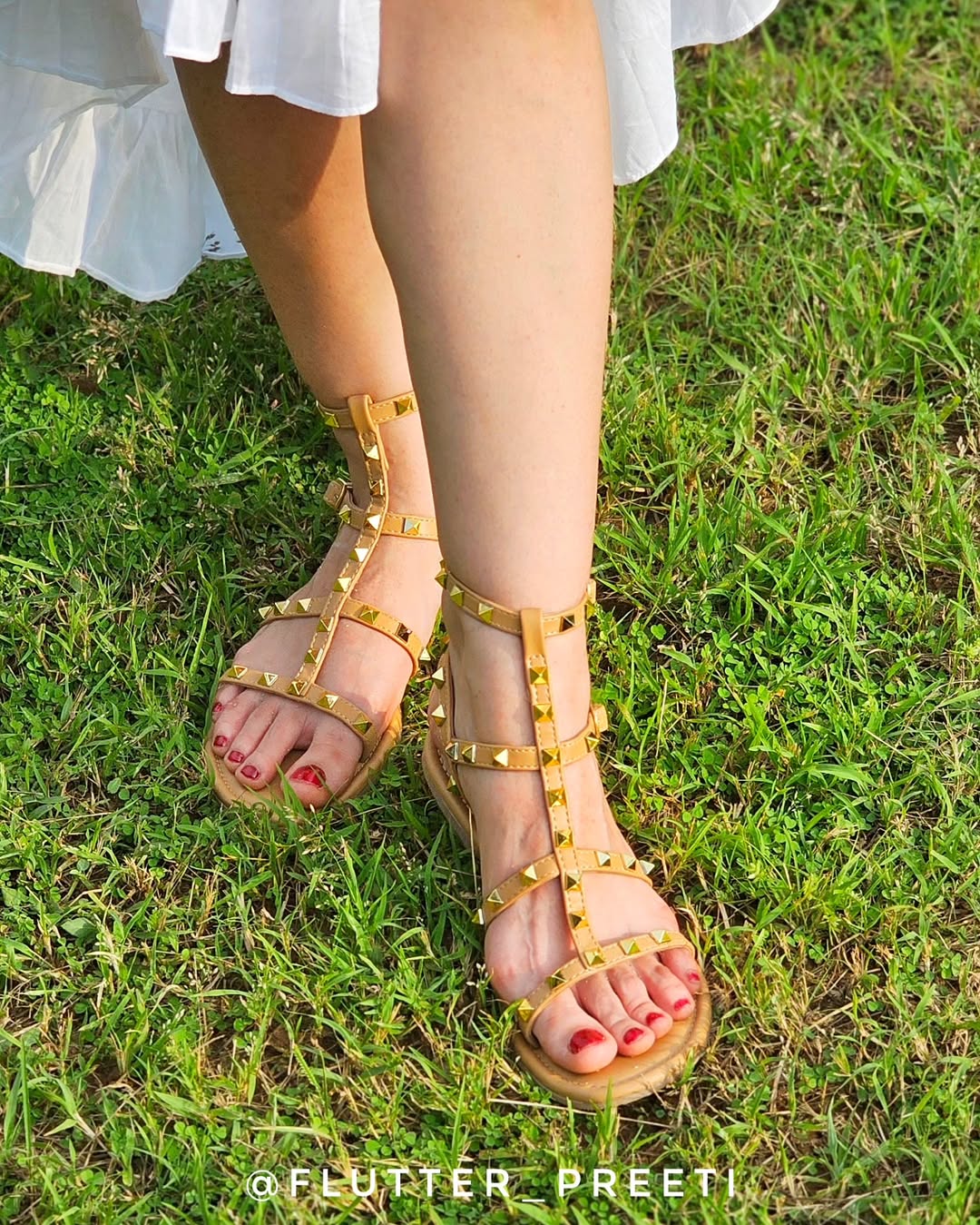 "Rockstud Flats" in the shade Biscuit